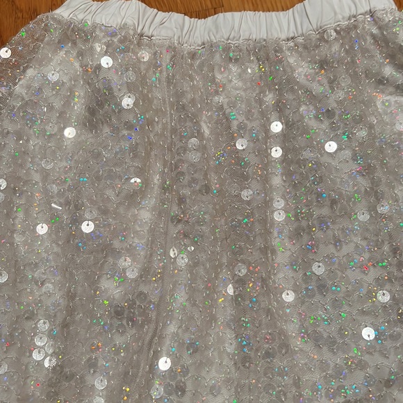 Girls size 6-7 winter white sequin skirt - Picture 3 of 3